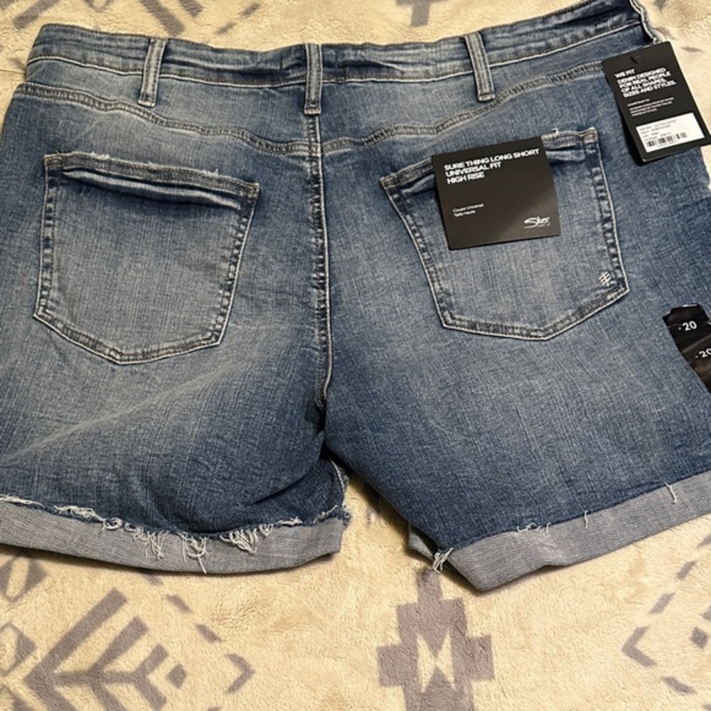 NWT. Women’s SilverJeans Blue high rise cuffed Jean Shorts size 20